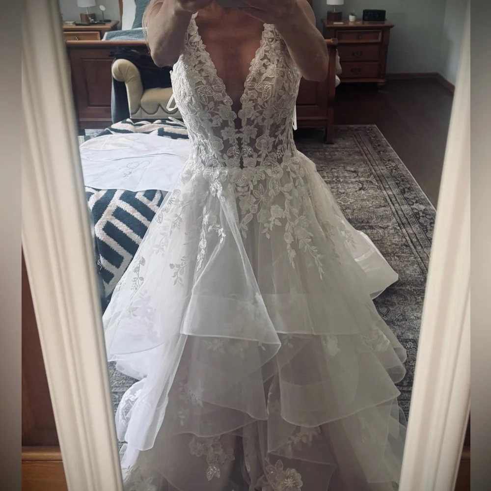 Bijou Bridal Romantic Floral Lace Wedding Gown in creamy white & wedding veil - Picture 3 of 9